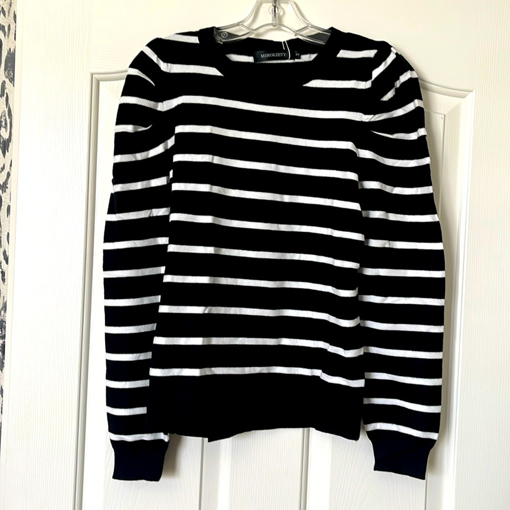 Black/white stripe pullover “sweater”. Size small.